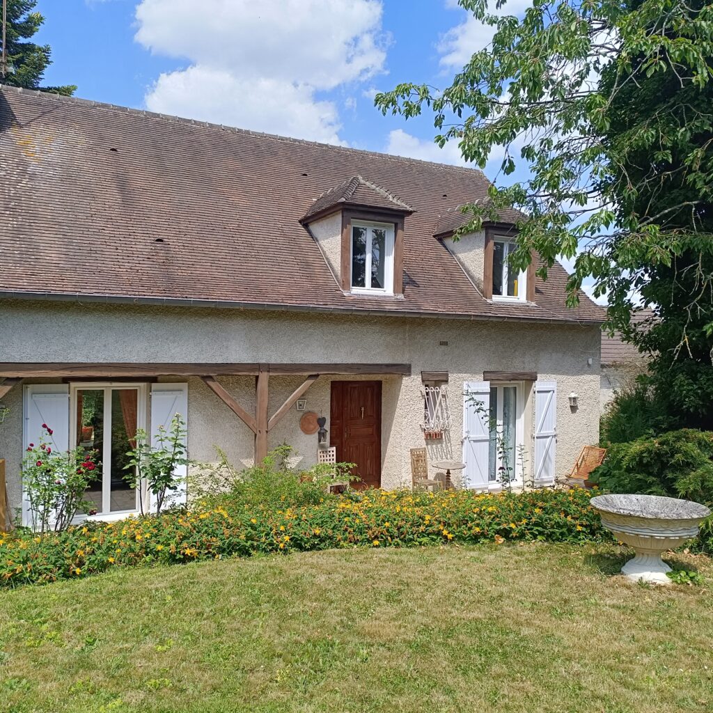 Le Domaine des Aquarelles est situé dans le Val d’Oise, à deux pas du GR655. Nos deux chambres pensées pour votre confort ont chacune une entrée indépendante, elles donnent sur terrasse et jardin arboré et verdoyant qui est à votre disposition pour des moments de détente. En lisière de la forêt de Montmorency, les Chambres « les Aquarelles » et « les Sapins » vous offrent un cadre paisible et accueillant. Nos chambres d’hôtes sont labellisées Gites de France 3 épis. Choisissez la chambre d’hôte qui vous convient en visitant notre site internet.